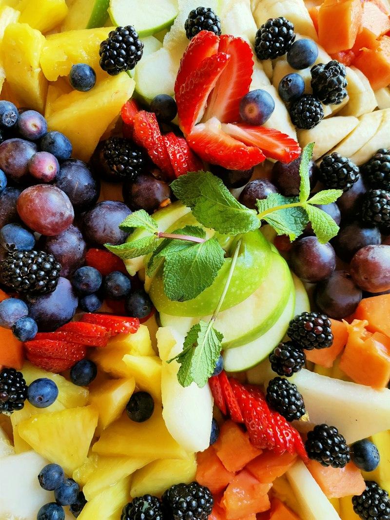 Frutta fresca tagliata: fragole, mirtilli, ananas e melone