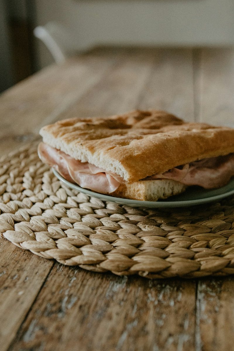Panino di focaccia con il prosciutto, su un piatto